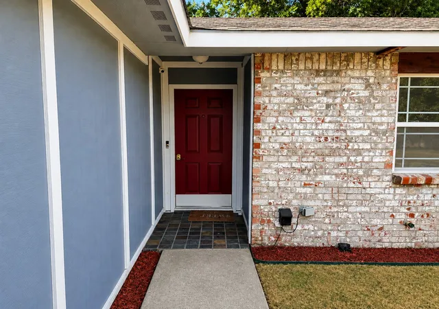 Photo 4 of Single family home for sale at 731 Holliday Ln, Duncanville, TX 75116 | MLS# 21358856 | Listing updated on 2026-08-31