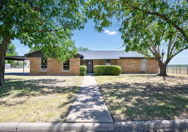 Photo 2 of Single family home for sale at 2201 Se 22nd Ave, Mineral Wells, TX 76067 | MLS# 21362211 | Listing updated on 2026-09-03