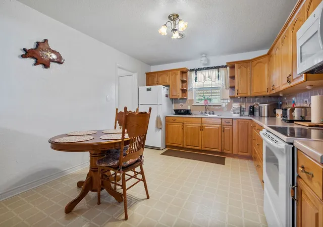 Photo 4 of Sale Pending at 1510 Stanford Ct, Denton, TX 76210 | MLS# 21349462 | Listing updated on 2026-08-29