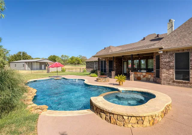 Photo 3 of Single family home for sale at 124 Carnes Ct, Springtown, TX 76082 | MLS# 21360449 | Listing updated on 2026-08-19