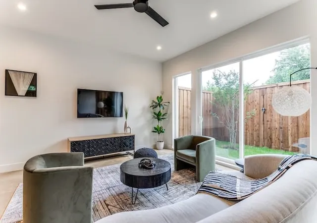 Photo 1 of Single family home for sale at 911 Muncie Ave, Dallas, TX 75212 | MLS# 21363254 | Listing updated on 2026-09-01