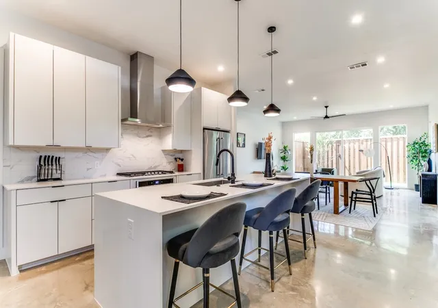 Photo 3 of Single family home for sale at 911 Muncie Ave, Dallas, TX 75212 | MLS# 21363254 | Listing updated on 2026-09-01