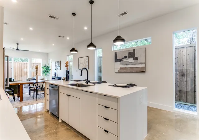 Photo 4 of Single family home for sale at 911 Muncie Ave, Dallas, TX 75212 | MLS# 21363254 | Listing updated on 2026-09-01