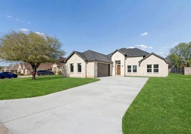 Photo 1 of Sale Pending at 527 Roberts Run, Sherman, TX 75092 | MLS# 21362395 | Listing updated on 2026-08-22