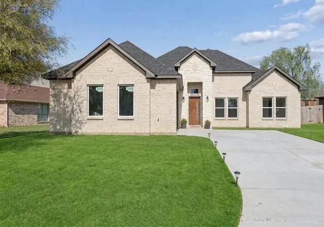 Photo 2 of Sale Pending at 527 Roberts Run, Sherman, TX 75092 | MLS# 21362395 | Listing updated on 2026-08-22