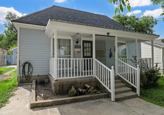 Photo 3 of Single family home for sale at 1211 S 17th St, Temple, TX 76504 | MLS# 21363125 | Listing updated on 2026-08-24