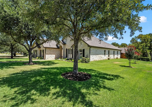 Photo 3 of Sale Pending at 101 Morningview Cir, Waco, TX 76708 | MLS# 21362385 | Listing updated on 2026-08-25
