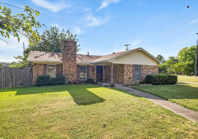 Photo 1 of Sale Pending at 2925 Melmar Park St, Commerce, TX 75428 | MLS# 21363421 | Listing updated on 2026-10-08