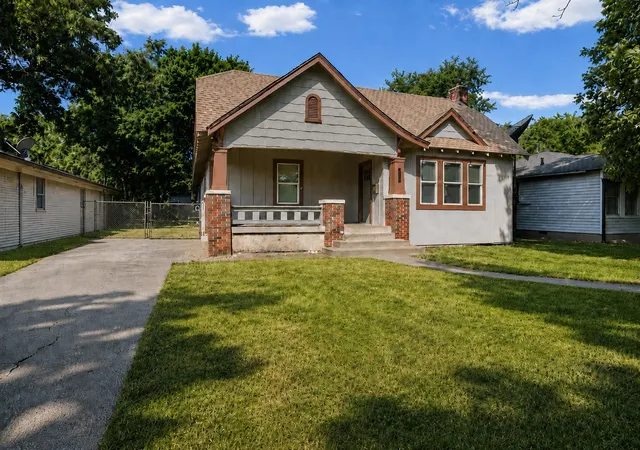 Photo 2 of Single family home for sale at 719 N Barnett Ave, Dallas, TX 75211 | MLS# 21362970 | Listing updated on 2026-08-29