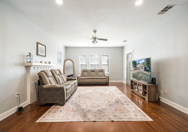 Photo 3 of Single family home for sale at 719 N Barnett Ave, Dallas, TX 75211 | MLS# 21362970 | Listing updated on 2026-08-29