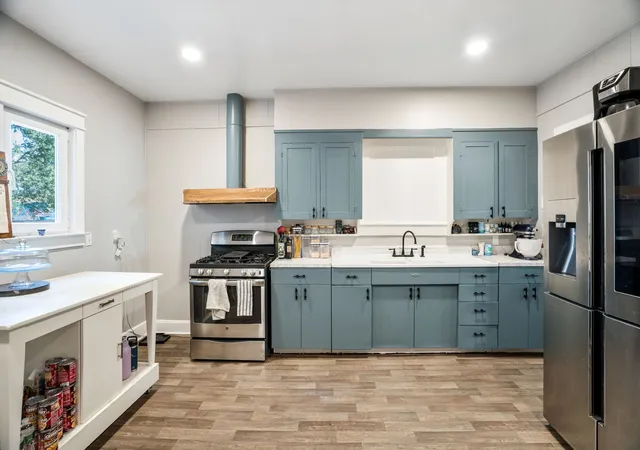 Photo 3 of Single family home for sale at 719 N Barnett Ave, Dallas, TX 75211 | MLS# 21362970 | Listing updated on 2026-08-29