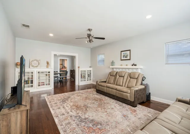 Photo 4 of Single family home for sale at 719 N Barnett Ave, Dallas, TX 75211 | MLS# 21362970 | Listing updated on 2026-08-29
