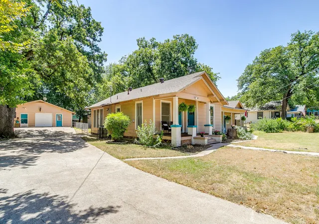 Photo 2 of Single family home for sale at 515 W Bridge St, Weatherford, TX 76086 | MLS# 21360408 | Listing updated on 2026-09-20