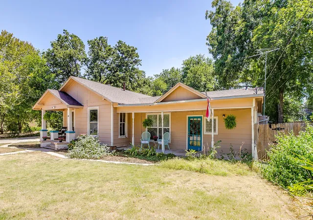 Photo 3 of Single family home for sale at 515 W Bridge St, Weatherford, TX 76086 | MLS# 21360408 | Listing updated on 2026-09-20