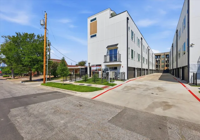 Photo 2 of Townhouse for sale at 4315 San Jacinto St #302, Dallas, TX 75204 | MLS# 21363500 | Listing updated on 2026-08-19