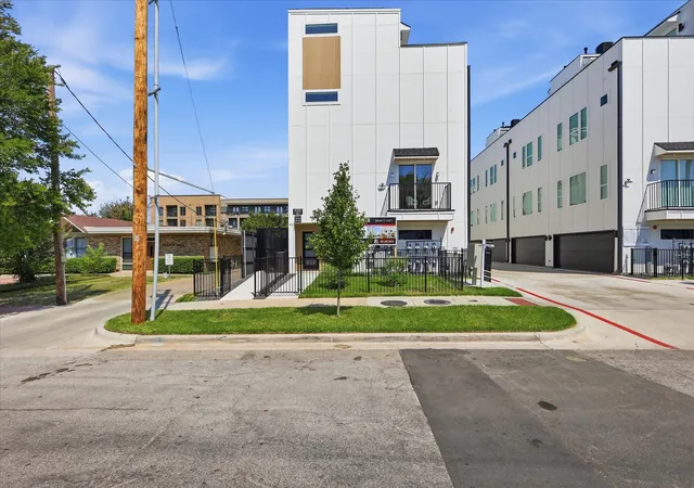 Photo 3 of Townhouse for sale at 4315 San Jacinto St #302, Dallas, TX 75204 | MLS# 21363500 | Listing updated on 2026-08-19