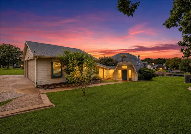 Photo 4 of Single family home for sale at 114 Seminole Dr, Gainesville, TX 76240 | MLS# 21363260 | Listing updated on 2026-08-19