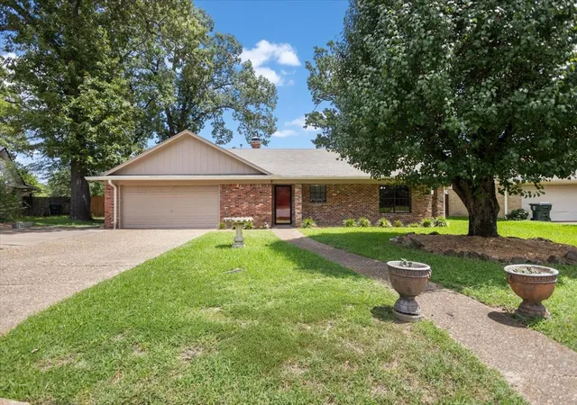 Photo 1 of Single family home for sale at 1100 Foxglove Ln, Tyler, TX 75703 | MLS# 21363563 | Listing updated on 2026-09-28