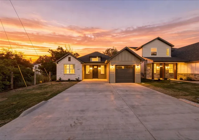 Photo 1 of Single family home for sale at 5559 Mercedes Cir, Granbury, TX 76048 | MLS# 21359513 | Listing updated on 2026-08-29