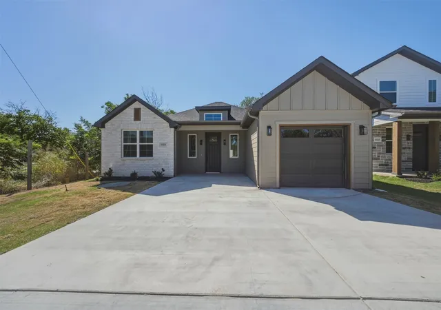 Photo 2 of Single family home for sale at 5559 Mercedes Cir, Granbury, TX 76048 | MLS# 21359513 | Listing updated on 2026-08-29