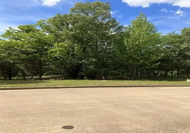 Photo 1 of Sale Pending at 2433 Wellington Tr, Tyler, TX 75709 | MLS# 21363572 | Listing updated on 2026-10-04