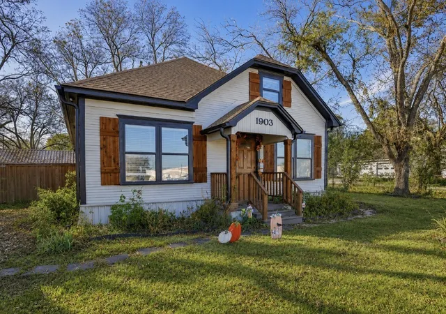 Photo 2 of Single family home for sale at 1903 N Weaver St, Gainesville, TX 76240 | MLS# 21363579 | Listing updated on 2026-09-23