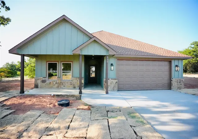 Photo 2 of Single family home for sale at 320 Summit Dr, Mineral Wells, TX 76067 | MLS# 21360681 | Listing updated on 2026-08-19