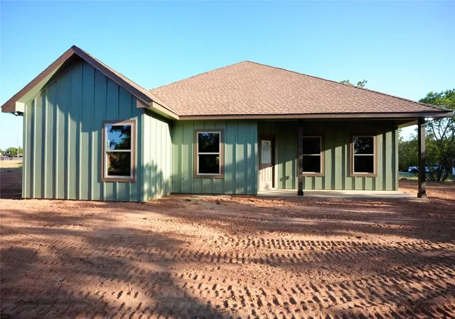 Photo 3 of Single family home for sale at 320 Summit Dr, Mineral Wells, TX 76067 | MLS# 21360681 | Listing updated on 2026-08-19