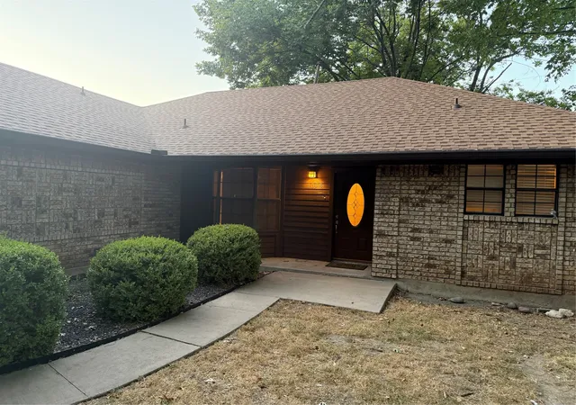 Photo 2 of Single family home for sale at 1058 E Jefferson St, Van Alstyne, TX 75495 | MLS# 21363679 | Listing updated on 2026-08-19