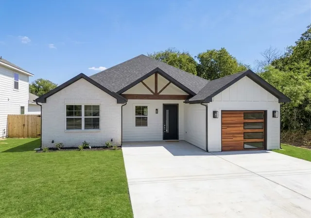 Photo 2 of Single family home for sale at 5555 Mercedes Cir, Granbury, TX 76048 | MLS# 21363322 | Listing updated on 2026-08-29