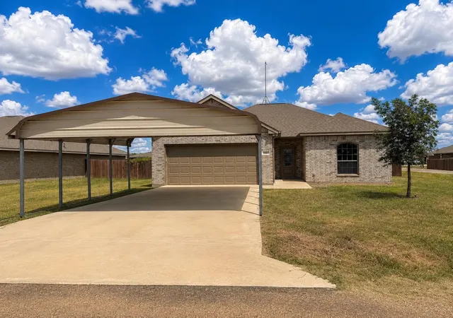 Photo 2 of Sale Pending at 2915 Emma Ln, Mabank, TX 75147 | MLS# 21362608 | Listing updated on 2026-08-27