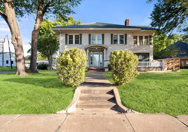 Photo 1 of Single family home for sale at 1452 W 2nd Ave, Corsicana, TX 75110 | MLS# 21363104 | Listing updated on 2026-08-21