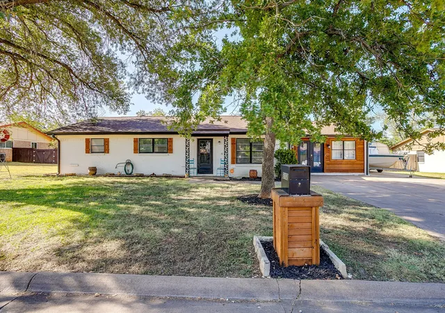 Photo 1 of Single family home for sale at 2102 Se 10th St, Mineral Wells, TX 76067 | MLS# 21362559 | Listing updated on 2026-08-29