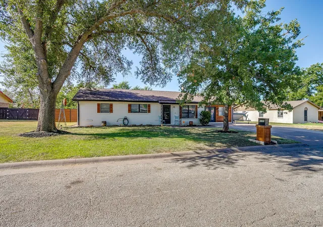 Photo 2 of Single family home for sale at 2102 Se 10th St, Mineral Wells, TX 76067 | MLS# 21362559 | Listing updated on 2026-08-29
