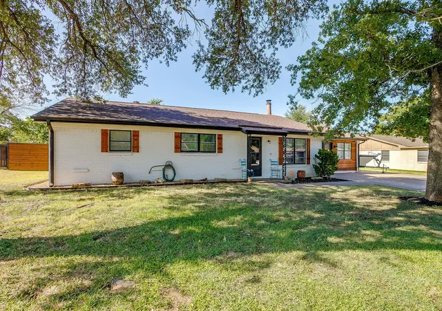 Photo 3 of Single family home for sale at 2102 Se 10th St, Mineral Wells, TX 76067 | MLS# 21362559 | Listing updated on 2026-08-29