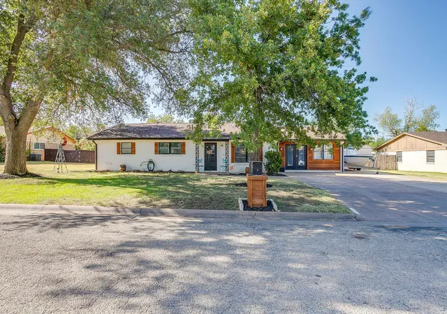 Photo 3 of Single family home for sale at 2102 Se 10Th St, Mineral Wells, TX 76067 | MLS# 21362559 | Listing updated on 2026-08-29