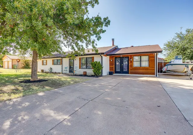 Photo 4 of Single family home for sale at 2102 Se 10Th St, Mineral Wells, TX 76067 | MLS# 21362559 | Listing updated on 2026-08-29