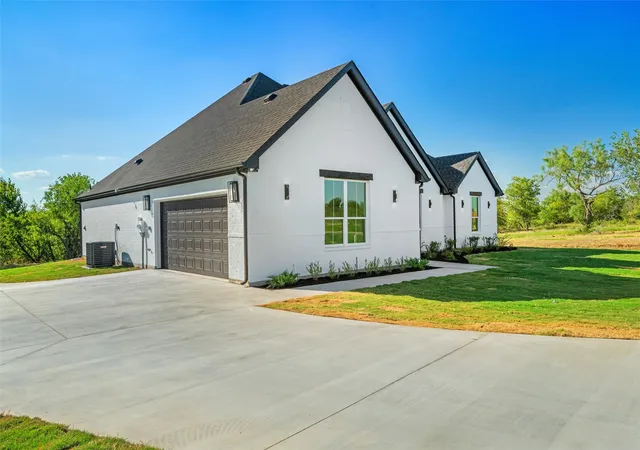 Photo 2 of Single family home for sale at 101 Barefoot Bay, Corsicana, TX 75109 | MLS# 21361443 | Listing updated on 2026-09-22