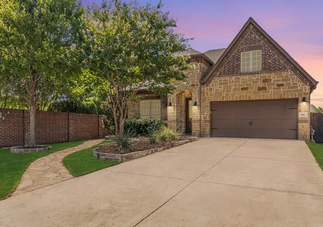 Photo 1 of Single family home for sale at 401 Middleton Dr, Roanoke, TX 76262 | MLS# 21361376 | Listing updated on 2026-09-25