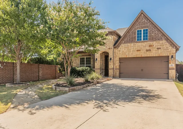 Photo 2 of Single family home for sale at 401 Middleton Dr, Roanoke, TX 76262 | MLS# 21361376 | Listing updated on 2026-09-25