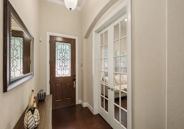 Photo 4 of Single family home for sale at 401 Middleton Dr, Roanoke, TX 76262 | MLS# 21361376 | Listing updated on 2026-09-25