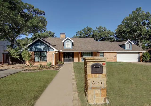 Photo 1 of Single family home for sale at 305 Nw 7th Ave, Mineral Wells, TX 76067 | MLS# 21341501 | Listing updated on 2026-08-19