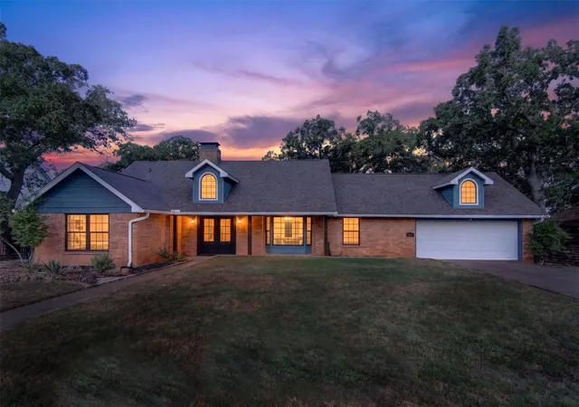 Photo 2 of Single family home for sale at 305 Nw 7th Ave, Mineral Wells, TX 76067 | MLS# 21341501 | Listing updated on 2026-08-19