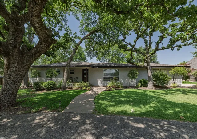 Photo 1 of Single family home for sale at 2640 Ridgecrest Dr, Southlake, TX 76092 | MLS# 21362545 | Listing updated on 2026-08-19