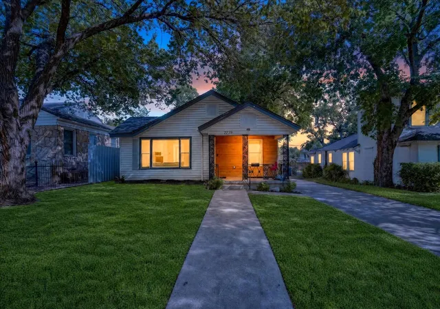 Photo 2 of Single family home for sale at 2739 Kingston St, Dallas, TX 75211 | MLS# 21363061 | Listing updated on 2026-09-15