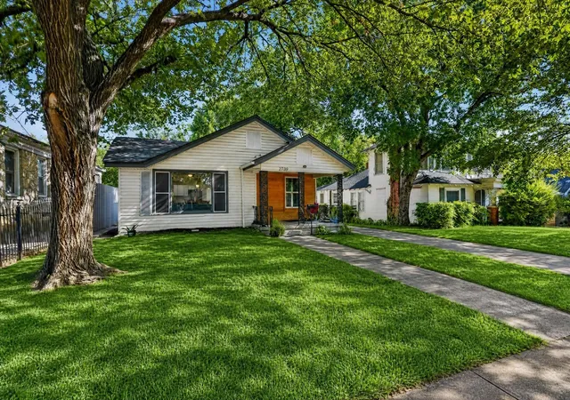 Photo 1 of Single family home for sale at 2739 Kingston St, Dallas, TX 75211 | MLS# 21363061 | Listing updated on 2026-09-15