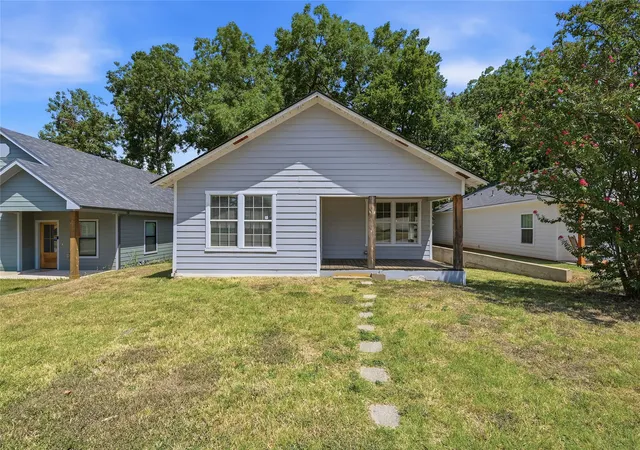 Photo 1 of Single family home for sale at 215 W Walker St, Denison, TX 75020 | MLS# 21363972 | Listing updated on 2026-09-23