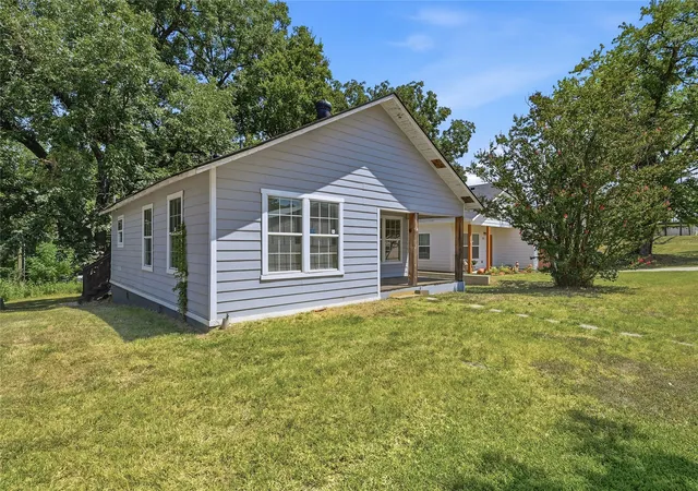 Photo 2 of Single family home for sale at 215 W Walker St, Denison, TX 75020 | MLS# 21363972 | Listing updated on 2026-09-23