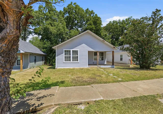 Photo 3 of Single family home for sale at 215 W Walker St, Denison, TX 75020 | MLS# 21363972 | Listing updated on 2026-09-23