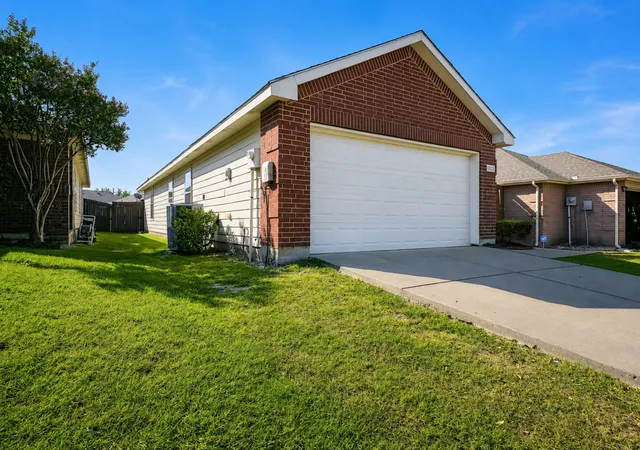 Photo 2 of Single family home for sale at 2002 Kickapoo Trl, Heartland, TX 75126 | MLS# 21362634 | Listing updated on 2026-10-02